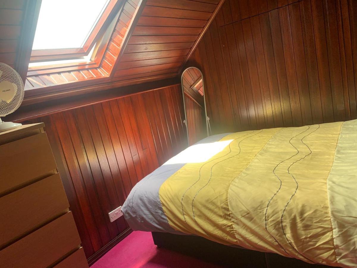Casa de Férias Mansion 8 Bedrooms In Private Gated Ave Huge Garden Hot Tub Free Sauna Up To 23 *