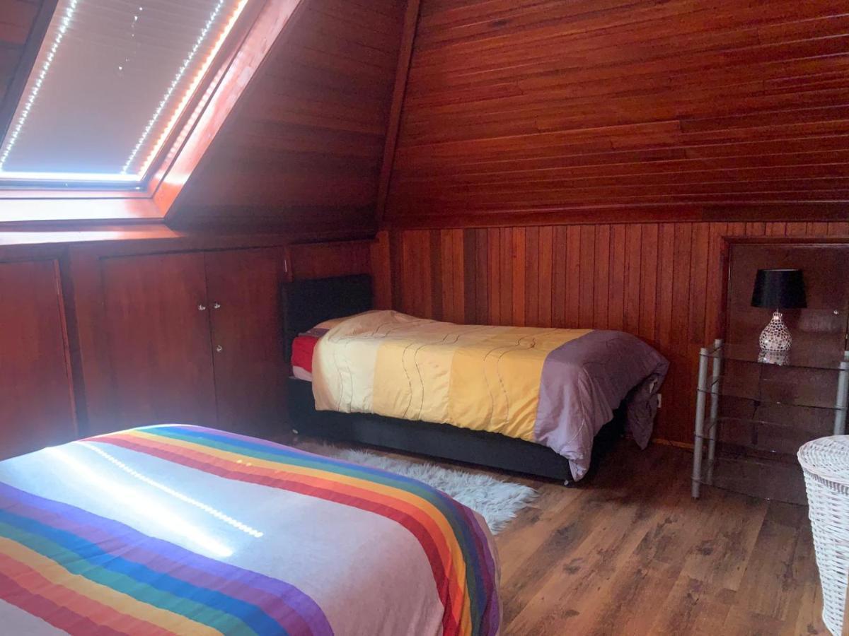 Mansion 8 Bedrooms In Private Gated Ave Huge Garden Hot Tub Free Sauna Up To 23 Casa de Férias