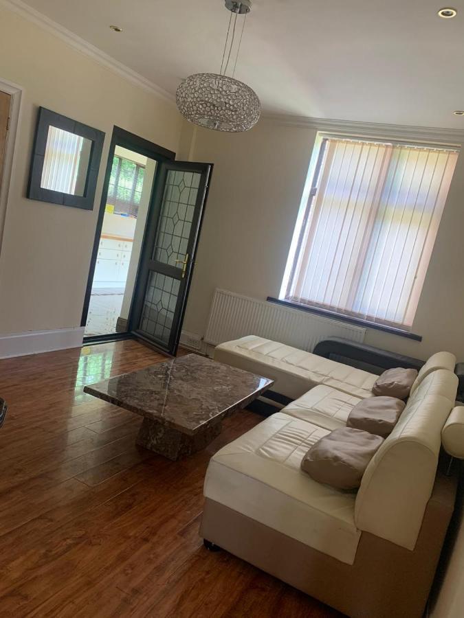 Mansion 8 Bedrooms In Private Gated Ave Huge Garden Hot Tub Free Sauna Up To 23 Casa de Férias