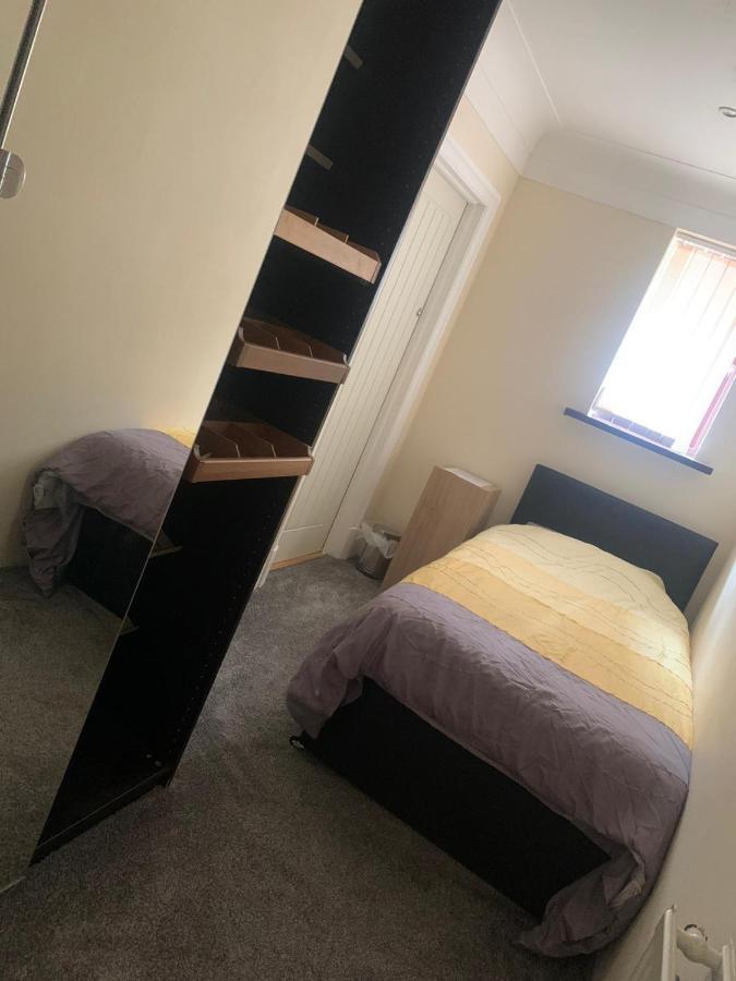Mansion 8 Bedrooms In Private Gated Ave Huge Garden Hot Tub Free Sauna Up To 23 Luton (Bedfordshire)