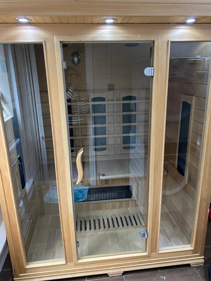 Mansion 8 Bedrooms In Private Gated Ave Huge Garden Hot Tub Free Sauna Up To 23 * Luton (Bedfordshire)