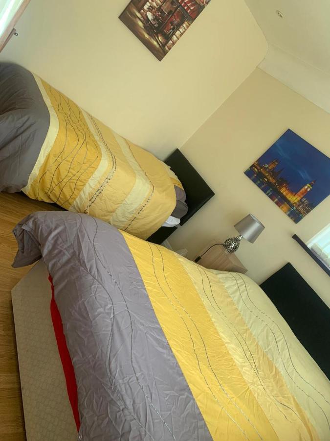 Mansion 8 Bedrooms In Private Gated Ave Huge Garden Hot Tub Free Sauna Up To 23 Luton (Bedfordshire)