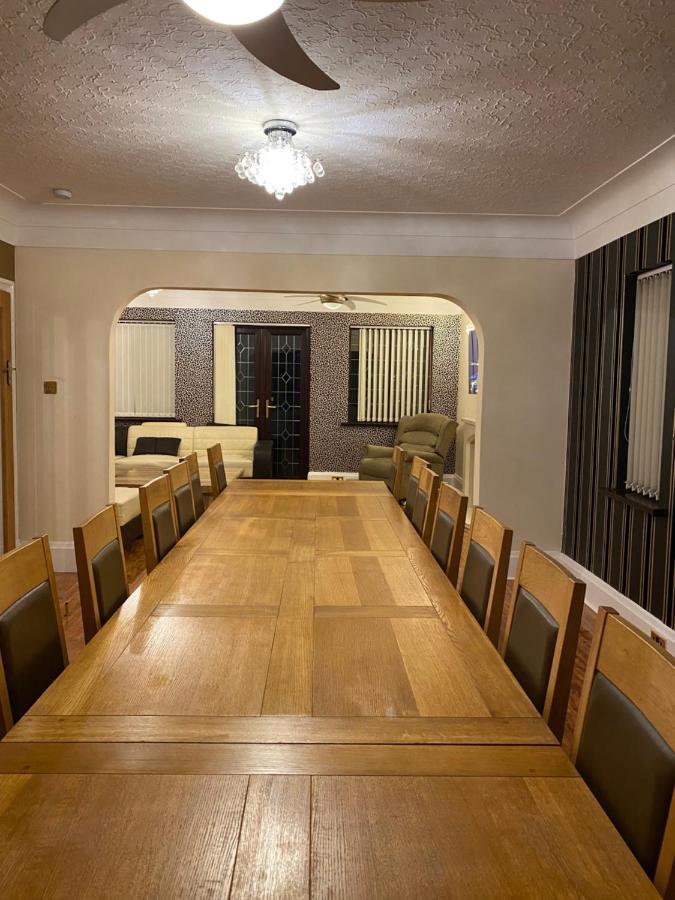 Casa de Férias Mansion 8 Bedrooms In Private Gated Ave Huge Garden Hot Tub Free Sauna Up To 23 Luton (Bedfordshire)