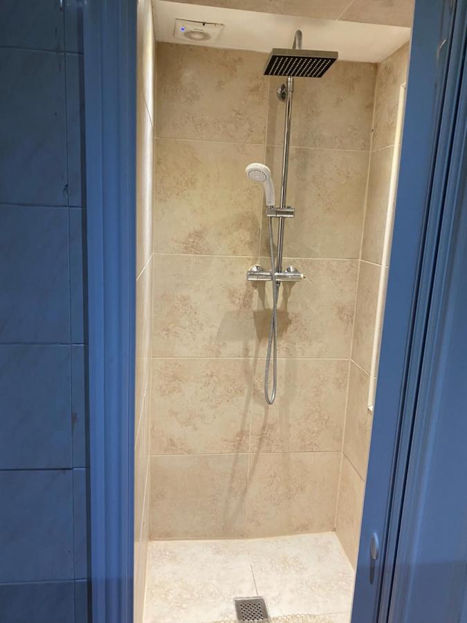 Mansion 8 Bedrooms In Private Gated Ave Huge Garden Hot Tub Free Sauna Up To 23 * Luton (Bedfordshire)