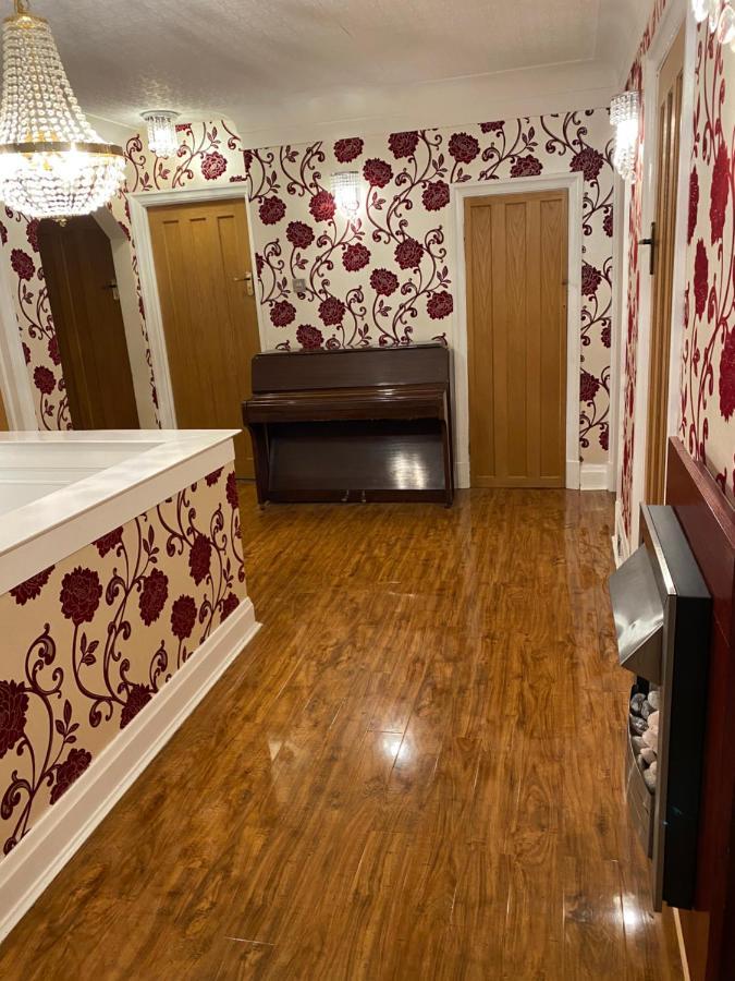 Casa de Férias Mansion 8 Bedrooms In Private Gated Ave Huge Garden Hot Tub Free Sauna Up To 23 Luton (Bedfordshire)