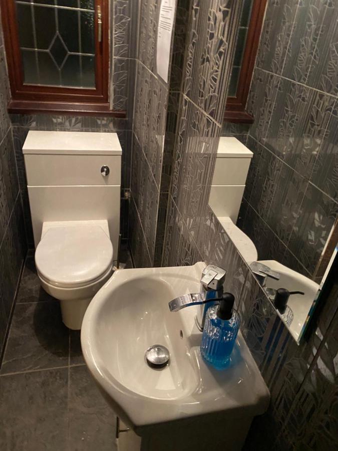 Mansion 8 Bedrooms In Private Gated Ave Huge Garden Hot Tub Free Sauna Up To 23 Casa de Férias Luton (Bedfordshire)