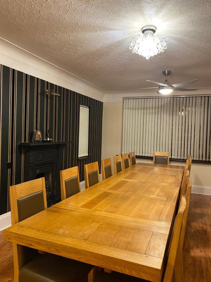 Mansion 8 Bedrooms In Private Gated Ave Huge Garden Hot Tub Free Sauna Up To 23 *