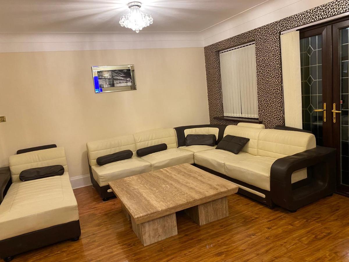 Mansion 8 Bedrooms In Private Gated Ave Huge Garden Hot Tub Free Sauna Up To 23 Casa de Férias