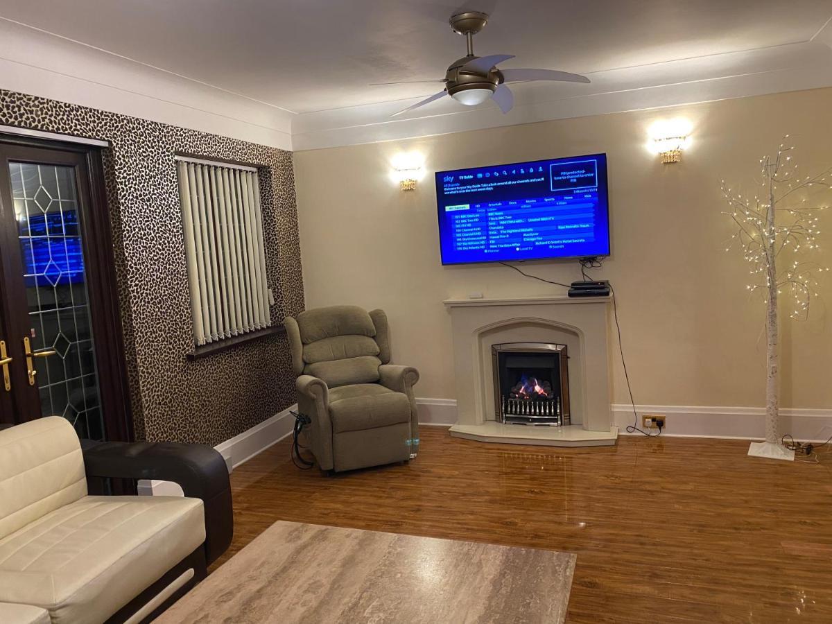 Mansion 8 Bedrooms In Private Gated Ave Huge Garden Hot Tub Free Sauna Up To 23 Casa de Férias Luton (Bedfordshire)