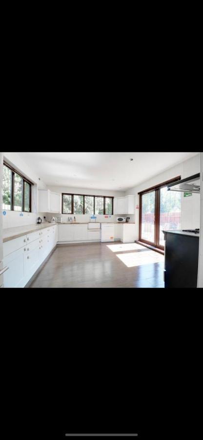 Mansion 8 Bedrooms In Private Gated Ave Huge Garden Hot Tub Free Sauna Up To 23 * Luton (Bedfordshire)