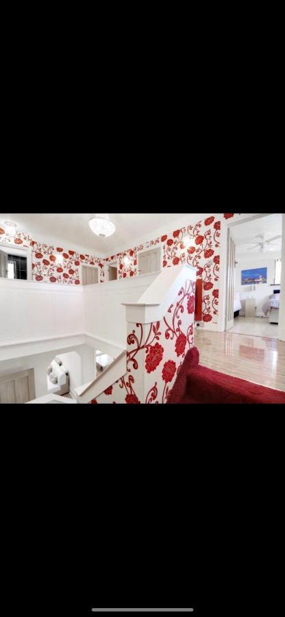 Casa de Férias Mansion 8 Bedrooms In Private Gated Ave Huge Garden Hot Tub Free Sauna Up To 23 *