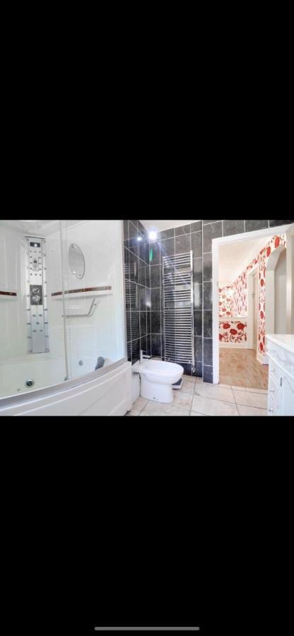 Casa de Férias Mansion 8 Bedrooms In Private Gated Ave Huge Garden Hot Tub Free Sauna Up To 23 Luton (Bedfordshire)