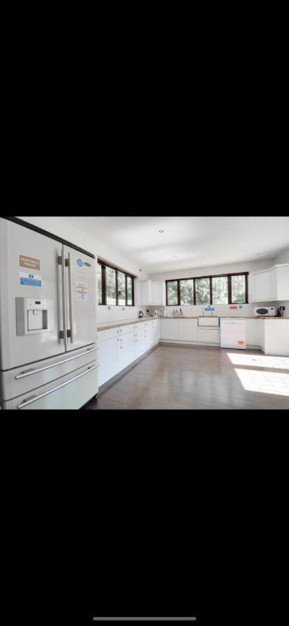 Casa de Férias Mansion 8 Bedrooms In Private Gated Ave Huge Garden Hot Tub Free Sauna Up To 23 Luton (Bedfordshire)