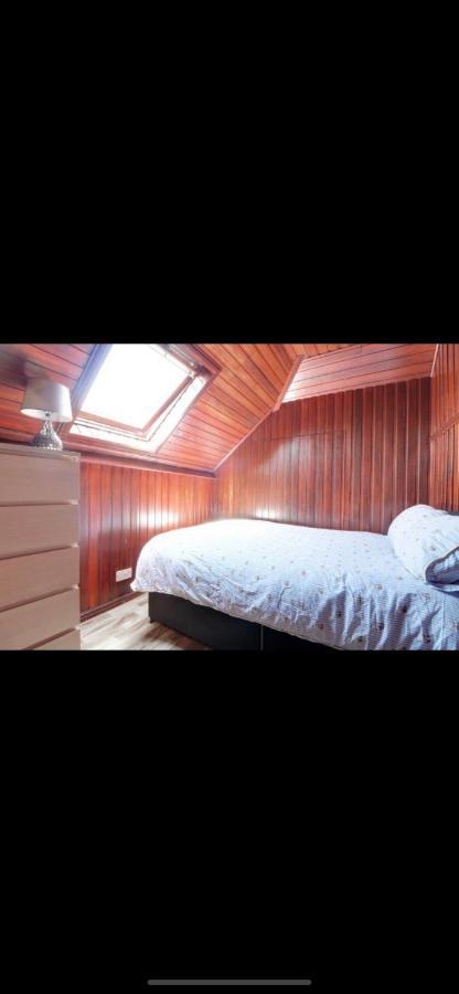 Casa de Férias Mansion 8 Bedrooms In Private Gated Ave Huge Garden Hot Tub Free Sauna Up To 23 Luton (Bedfordshire)