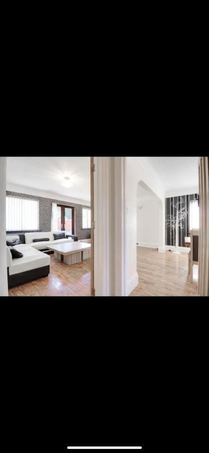 Casa de Férias Mansion 8 Bedrooms In Private Gated Ave Huge Garden Hot Tub Free Sauna Up To 23 *