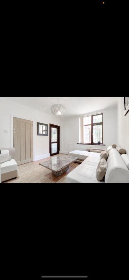 Casa de Férias Mansion 8 Bedrooms In Private Gated Ave Huge Garden Hot Tub Free Sauna Up To 23 Luton (Bedfordshire)