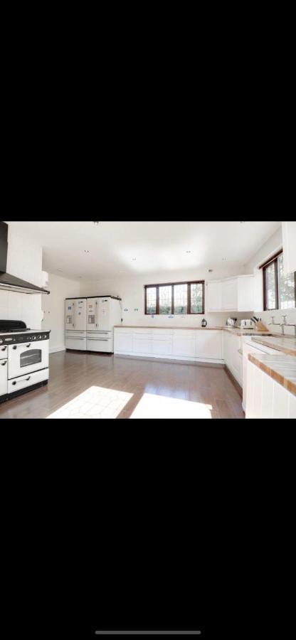 Mansion 8 Bedrooms In Private Gated Ave Huge Garden Hot Tub Free Sauna Up To 23 Casa de Férias Luton (Bedfordshire)