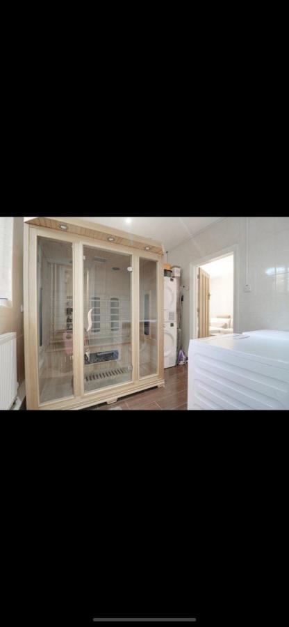 Casa de Férias Mansion 8 Bedrooms In Private Gated Ave Huge Garden Hot Tub Free Sauna Up To 23 *