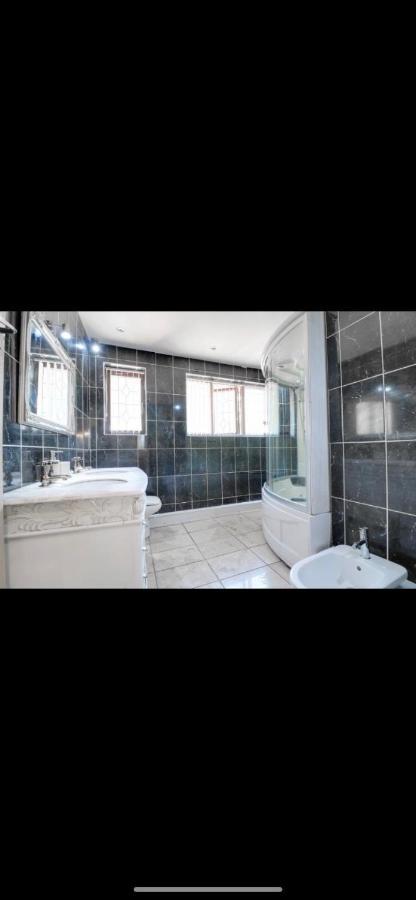 Mansion 8 Bedrooms In Private Gated Ave Huge Garden Hot Tub Free Sauna Up To 23 Casa de Férias *