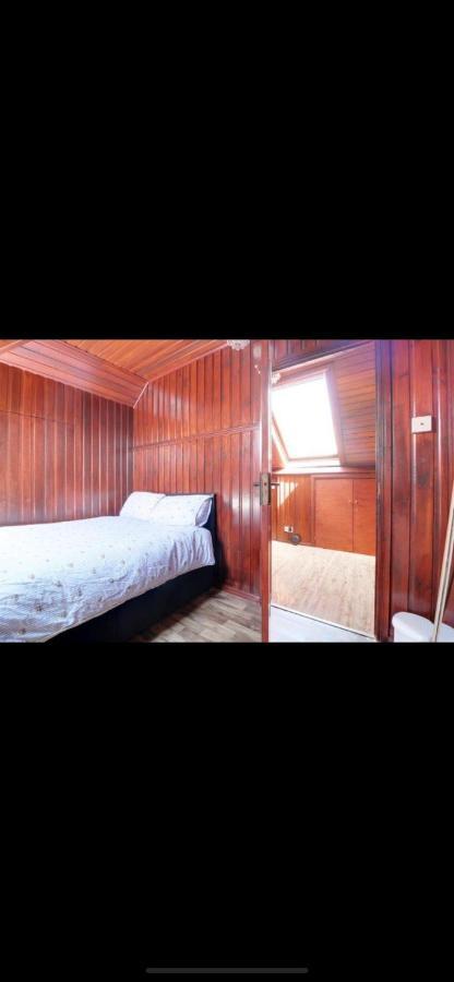 Mansion 8 Bedrooms In Private Gated Ave Huge Garden Hot Tub Free Sauna Up To 23 Casa de Férias