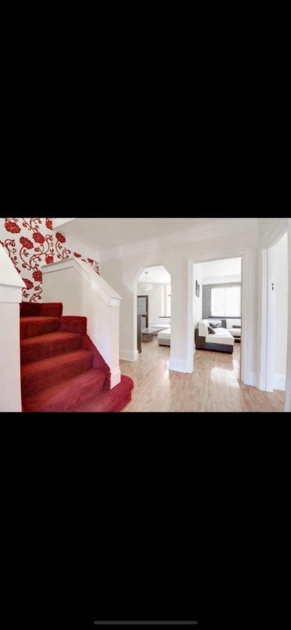 Casa de Férias Mansion 8 Bedrooms In Private Gated Ave Huge Garden Hot Tub Free Sauna Up To 23
