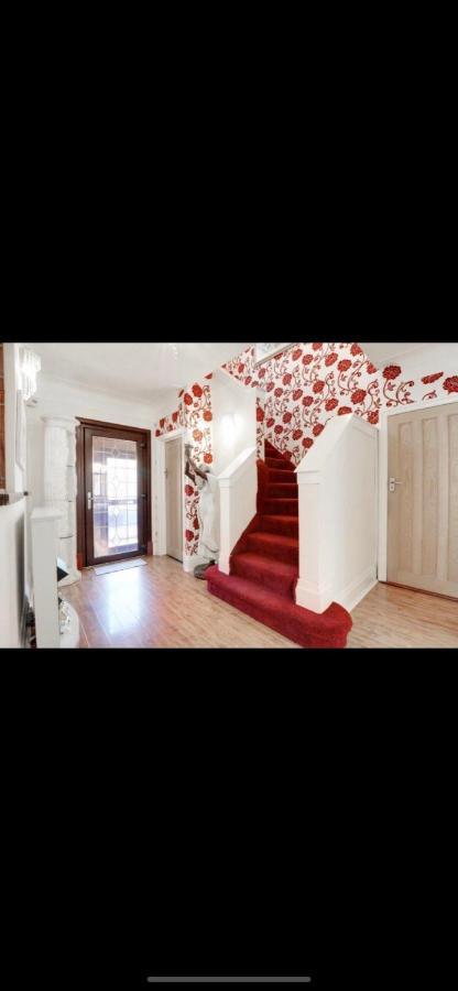 Mansion 8 Bedrooms In Private Gated Ave Huge Garden Hot Tub Free Sauna Up To 23 Luton (Bedfordshire)