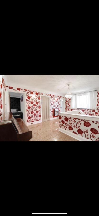 Mansion 8 Bedrooms In Private Gated Ave Huge Garden Hot Tub Free Sauna Up To 23 * Luton (Bedfordshire)