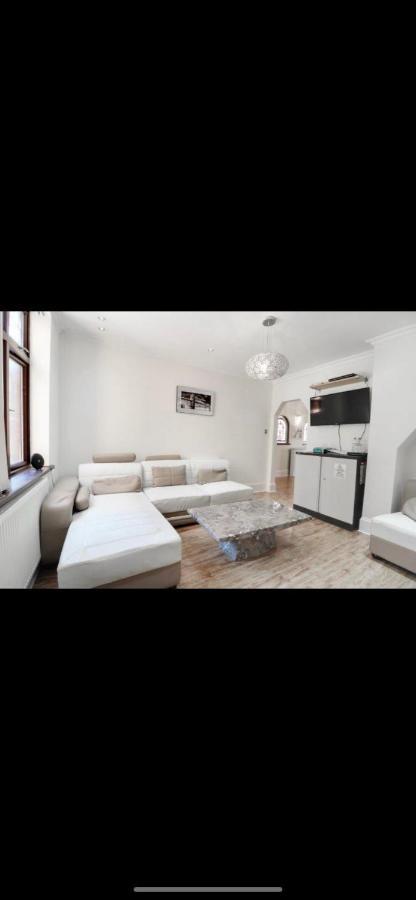 Mansion 8 Bedrooms In Private Gated Ave Huge Garden Hot Tub Free Sauna Up To 23 Casa de Férias