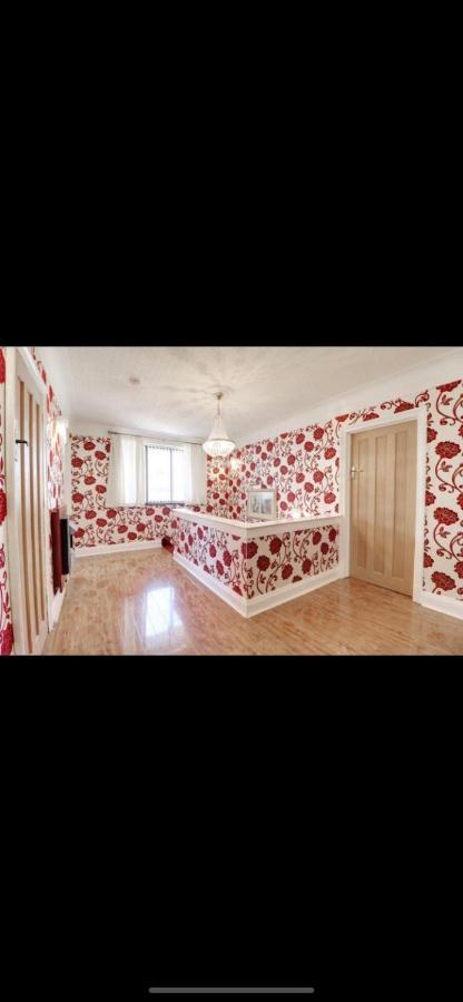 Mansion 8 Bedrooms In Private Gated Ave Huge Garden Hot Tub Free Sauna Up To 23 Casa de Férias *