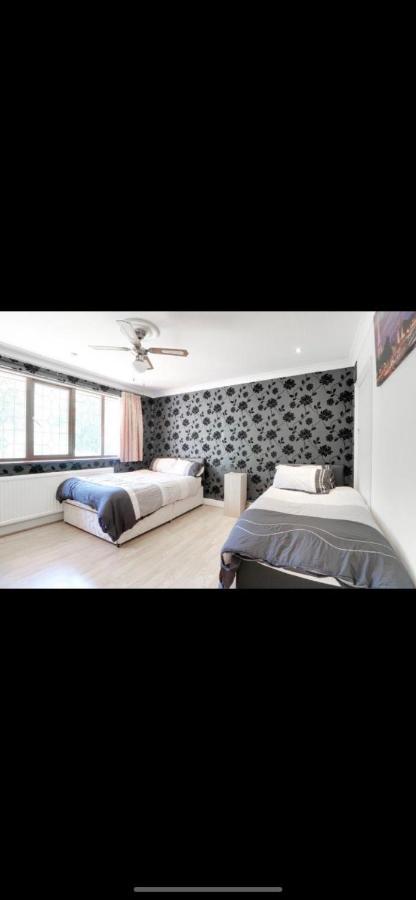 Mansion 8 Bedrooms In Private Gated Ave Huge Garden Hot Tub Free Sauna Up To 23 Luton (Bedfordshire)