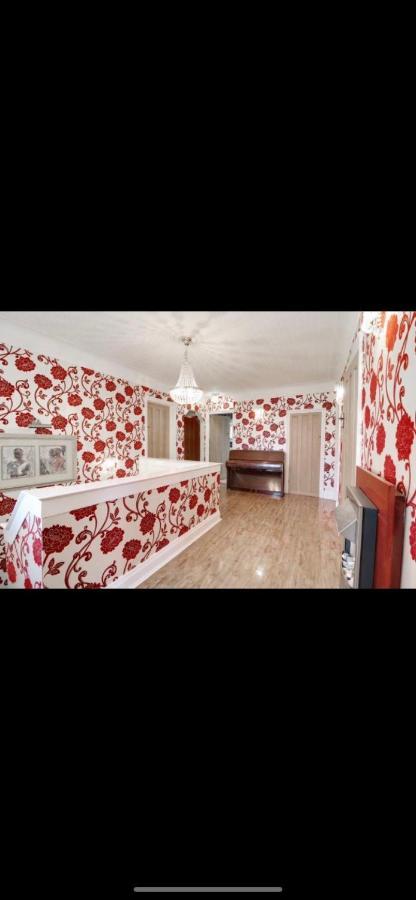 Mansion 8 Bedrooms In Private Gated Ave Huge Garden Hot Tub Free Sauna Up To 23 Casa de Férias
