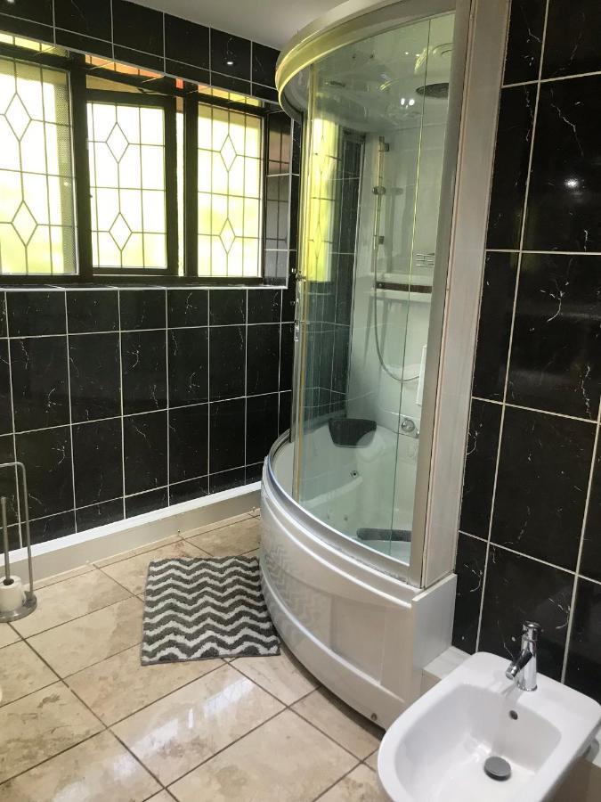 Casa de Férias Mansion 8 Bedrooms In Private Gated Ave Huge Garden Hot Tub Free Sauna Up To 23 *
