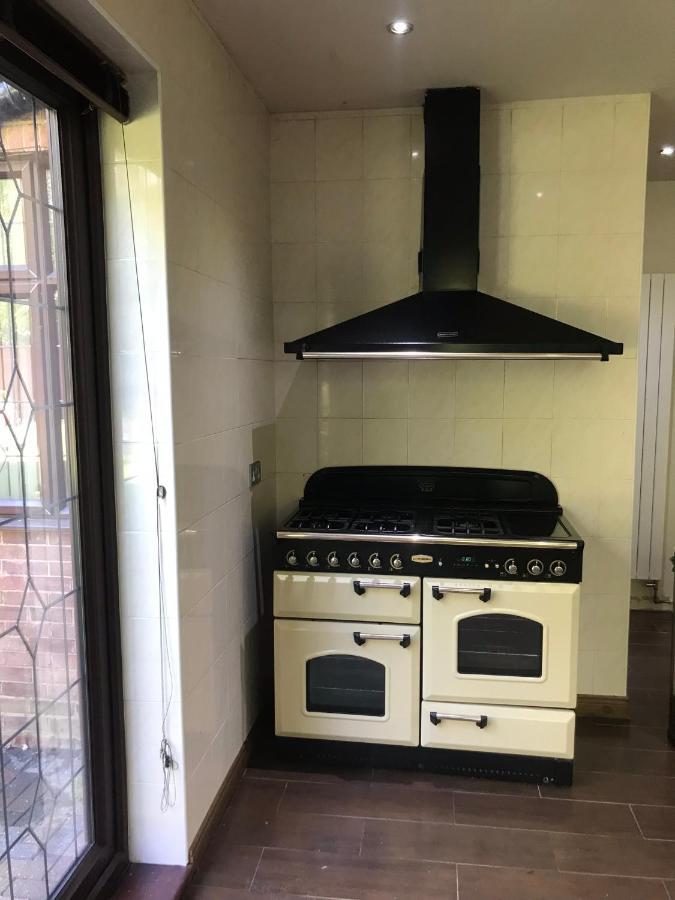 Mansion 8 Bedrooms In Private Gated Ave Huge Garden Hot Tub Free Sauna Up To 23 Casa de Férias *
